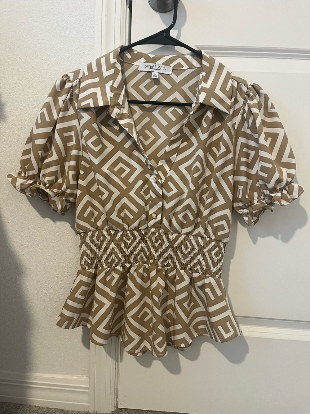 Sweet Rain Tan & White Geometric Puff-Sleeve Peplum Blouse